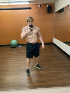 Man taking gym selfie in mirror.